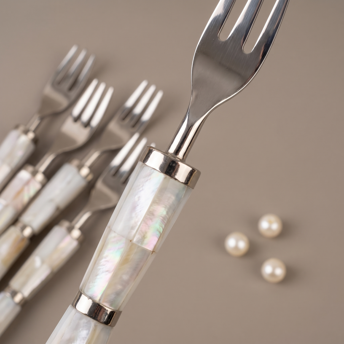 White mother-of-pearl cocktail forks (set of 6)