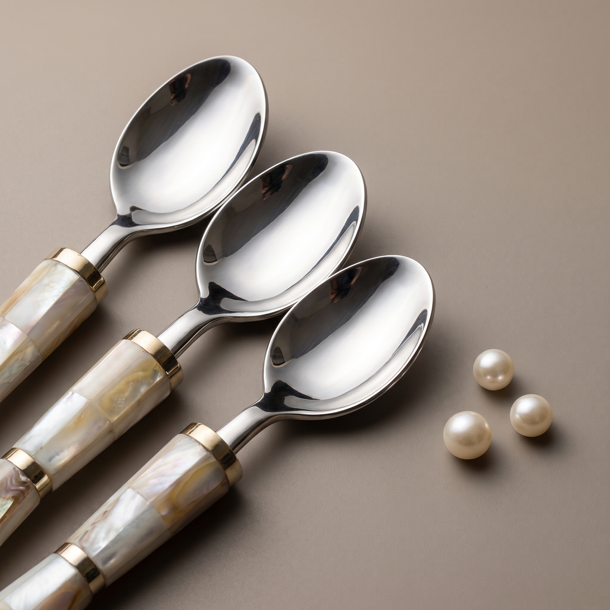 White mother-of-pearl coffee spoons (set of 6)