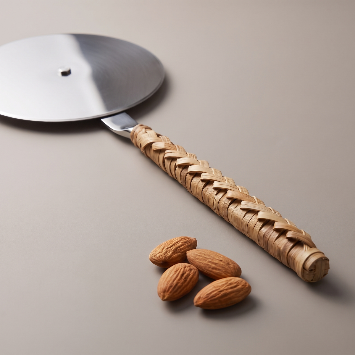 Rattan pizza cutter