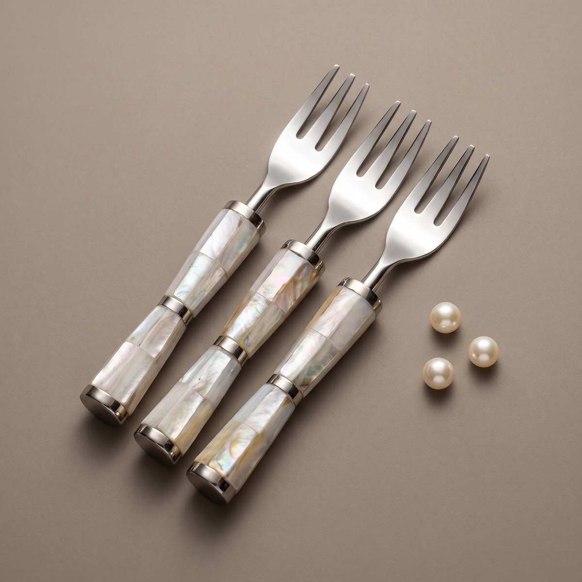White mother-of-pearl cocktail forks (set of 6)