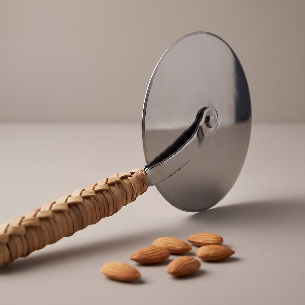Rattan pizza cutter