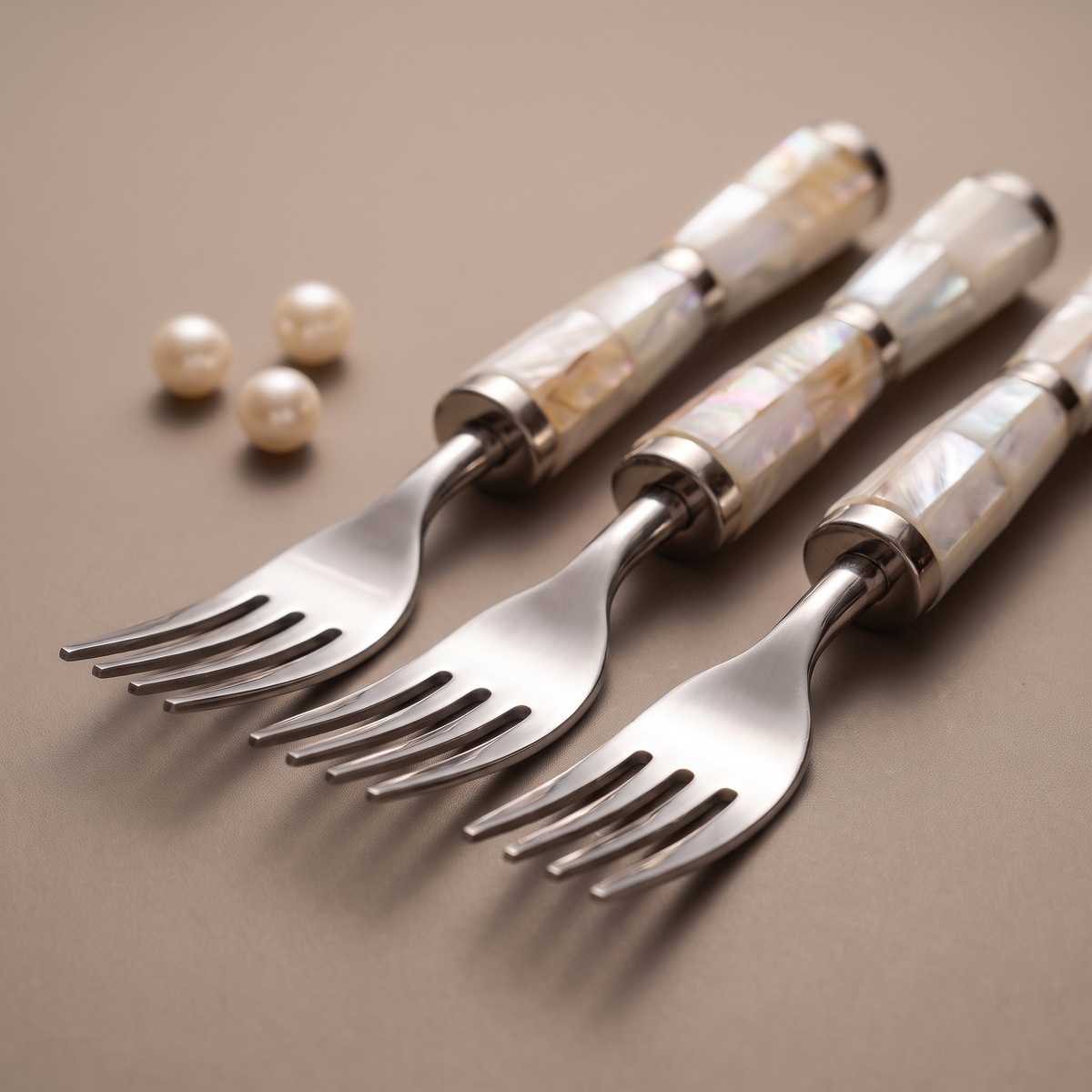 White mother-of-pearl cocktail forks (set of 6)