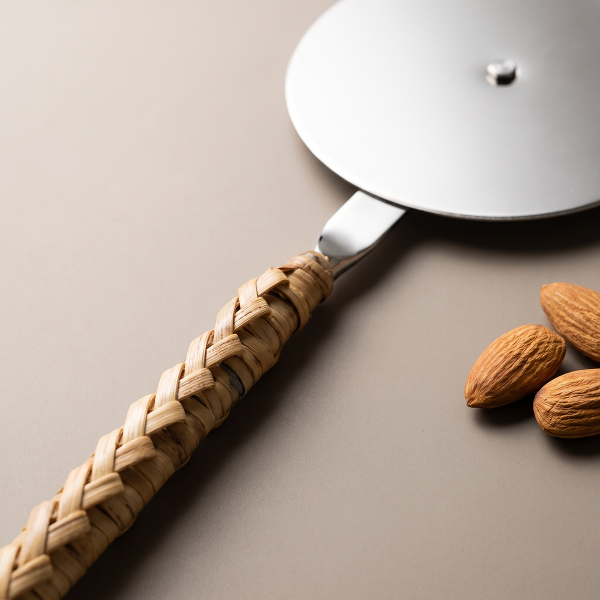 Rattan pizza cutter